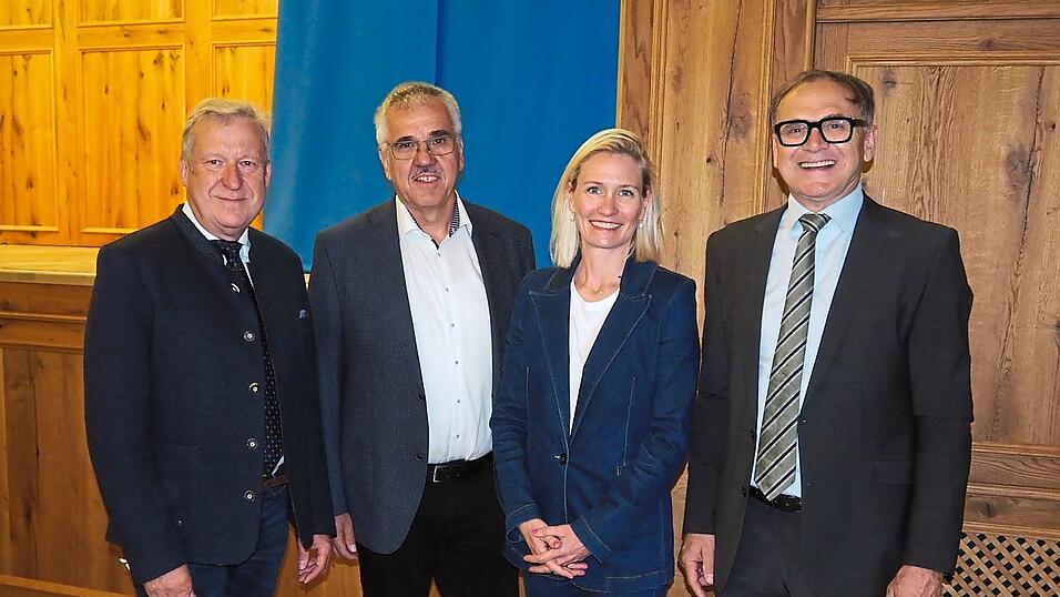 Vorsitzender Helmut Friedl und Geschäftsführer Dr. Helmut Ring dankten der Referentin Dr. Therese von Fugler. Vorsitzender Helmut Friedl und Geschäftsführer Dr. Helmut Ring dankten der Referentin Dr. Therese von Fugler.