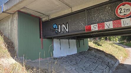 Der nördliche Pfeiler der Isarbrücke an der Gabelsbergerstraße hat in der Nacht auf Freitag einen grün-weißen Anstrich bekommen. Der nördliche Pfeiler der Isarbrücke an der Gabelsbergerstraße hat in der Nacht auf Freitag einen grün-weißen Anstrich bekommen.