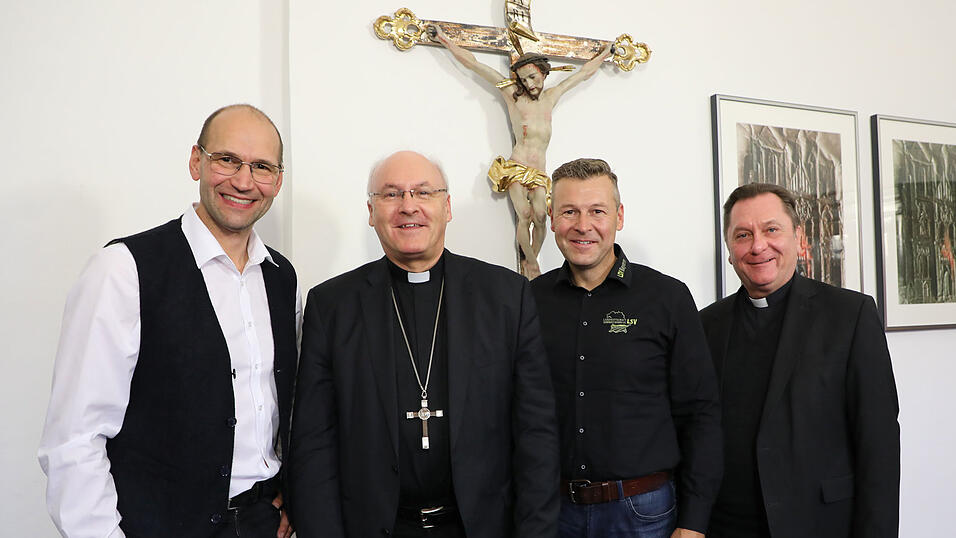 Der Regensburger Bischof Rudolf Voderholzer (2. v. l.) und Generalvikar Roland Batz (r.) haben sich am Dienstag mit den Bauernvertretern Ely Eibisch (l.) und Claus Hochrein ausgetauscht.