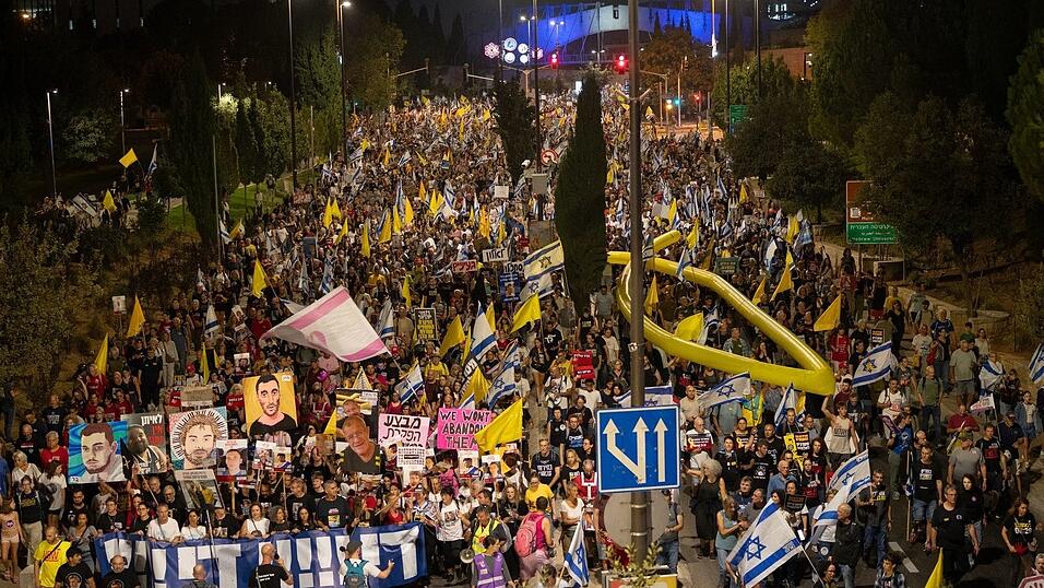 Zigtausende Demonstranten in Jerusalem forderten ein Abkommen zur Beendigung des Krieges. Zigtausende Demonstranten in Jerusalem forderten ein Abkommen zur Beendigung des Krieges.