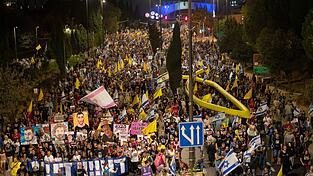 Zigtausende Demonstranten in Jerusalem forderten ein Abkommen zur Beendigung des Krieges.
