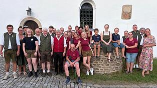 Die Biertester fürs Kollnburger Heimatfest mit Vorständin Pia Hauptmann (auf dem Brunnenrand), Katalina Kemenyfy (ganz rechts) und Braumeisterin Miriam Engleder (3.v.l., vorne). Die Biertester fürs Kollnburger Heimatfest mit Vorständin Pia Hauptmann (auf dem Brunnenrand), Katalina Kemenyfy (ganz rechts) und Braumeisterin Miriam Engleder (3.v.l., vorne).