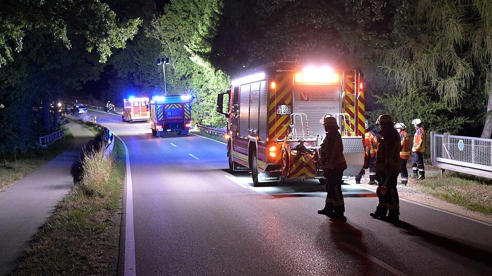 Die nächtliche Bergung des Fahrzeugs aus dem Wald an der Kreisstraße bei Hippenstall erwies sich als aufwändig. Die nächtliche Bergung des Fahrzeugs aus dem Wald an der Kreisstraße bei Hippenstall erwies sich als aufwändig.