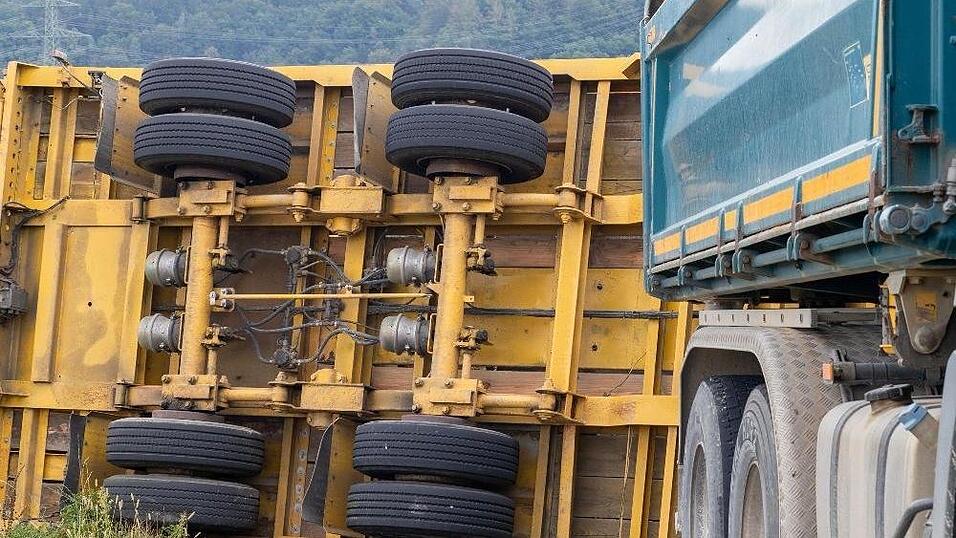Spektakulärer Unfall am Donnerstagnachmittag in Vilshofen (Kreis Passau). Dort ist ein Lkw-Anhänger samt geladenem Bagger umgestürzt. Spektakulärer Unfall am Donnerstagnachmittag in Vilshofen (Kreis Passau). Dort ist ein Lkw-Anhänger samt geladenem Bagger umgestürzt.