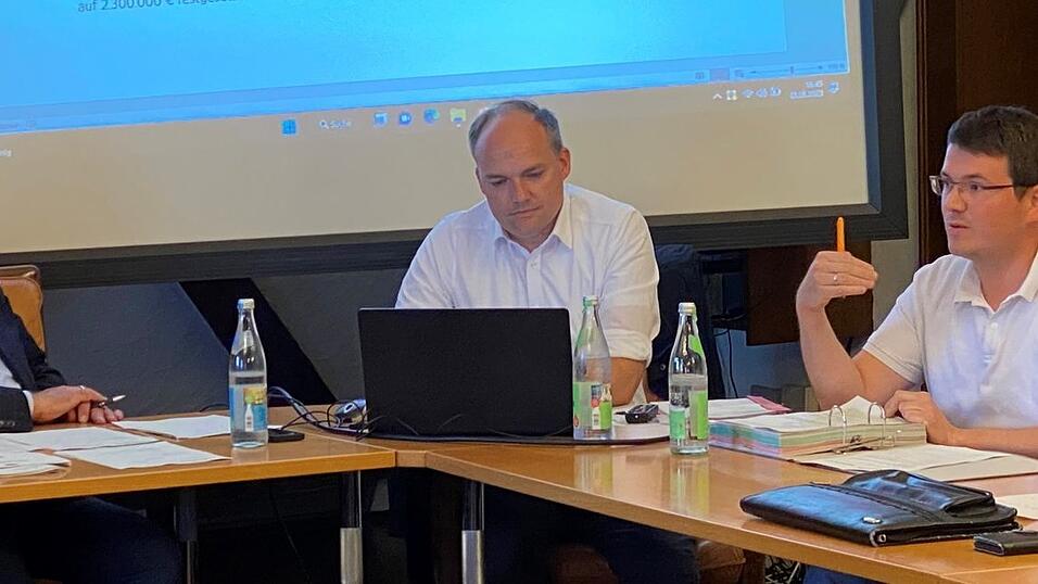 B&uuml;rgermeister Herbert Lichtinger, Hauptamtsleiter Rainer Gebhard und K&auml;mmerer Fabian Obstbaum (von links) leiteten die Stadtratssitzung, in deren Mittelpunkt die Verabschiedung des Haushalts 2023 stand.