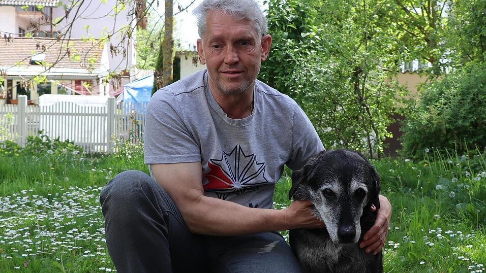 Ralph Zimmerhansl mit seiner Zinga. Die plötzliche Erkrankung seiner Blindenführhündin und die lange vergebliche Suche nach Hilfe war ein Schock für den 59-jährigen Straubinger. Ralph Zimmerhansl mit seiner Zinga. Die plötzliche Erkrankung seiner Blindenführhündin und die lange vergebliche Suche nach Hilfe war ein Schock für den 59-jährigen Straubinger.