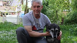 Ralph Zimmerhansl mit seiner Zinga. Die plötzliche Erkrankung seiner Blindenführhündin und die lange vergebliche Suche nach Hilfe war ein Schock für den 59-jährigen Straubinger.
