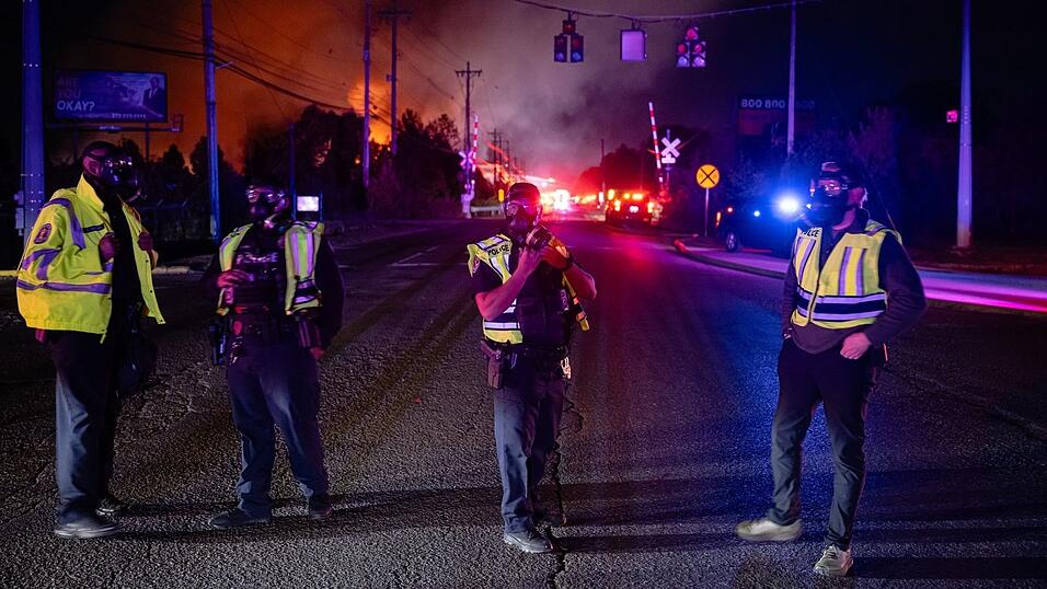 Den Rettungskräften dürfte eine lange Nacht bevorstehen. Den Rettungskräften dürfte eine lange Nacht bevorstehen.