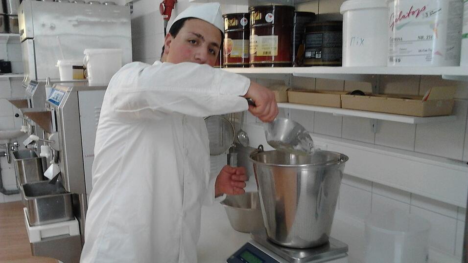 Freistunde durfte in das Eislabor der Familie Santoro. Was genau alles Angelo in die verschiedenen Eissorten hineinmischt, bleibt ein Geheimnis. Am Ende schmecken sie aber alle super. Freistunde durfte in das Eislabor der Familie Santoro. Was genau alles Angelo in die verschiedenen Eissorten hineinmischt, bleibt ein Geheimnis. Am Ende schmecken sie aber alle super.