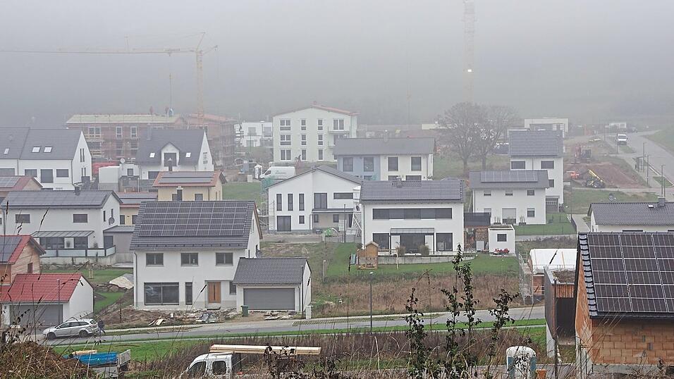 Blick auf das Baugebiet Am Brand im Nebel. Rund ein Drittel der H&auml;user ist bezogen. Hat auch jemand seinen Bauplatz zur&uuml;ckgegeben?