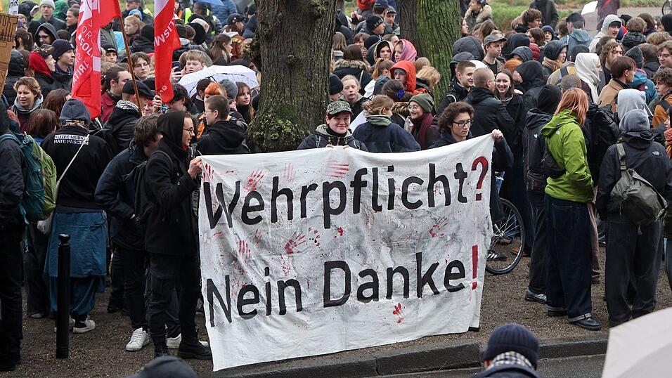 Die geplante Wiedereinf&uuml;hrung der Musterung ruft Tausende auf die Stra&szlig;e. (Archivbild)
