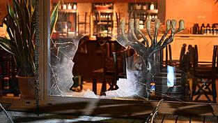 Das Fenster des Lokals wurde besch&auml;digt.