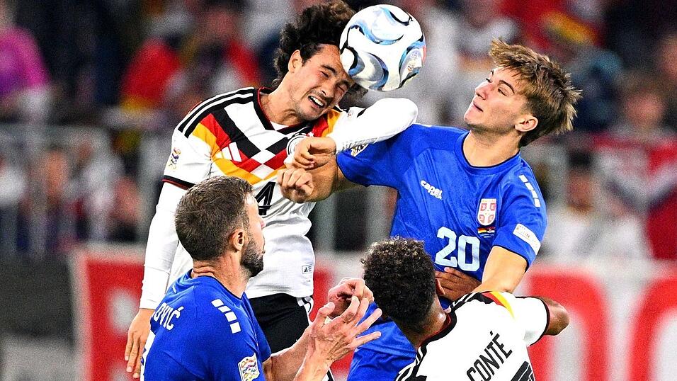 Auf ins Get&uuml;mmel: Mika Baur (links oben) in Aktion nach seiner Einwechslung.