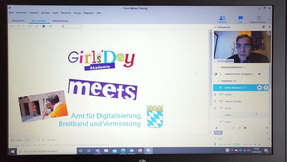 Amtsleiter Wolfgang Mitsam erkl&auml;rte den Sch&uuml;lerinnen und ihren beiden Betreuern die Aufgaben und Arbeitsweisen des Amtes f&uuml;r Digitalisierung, Breitband und Vermessung.