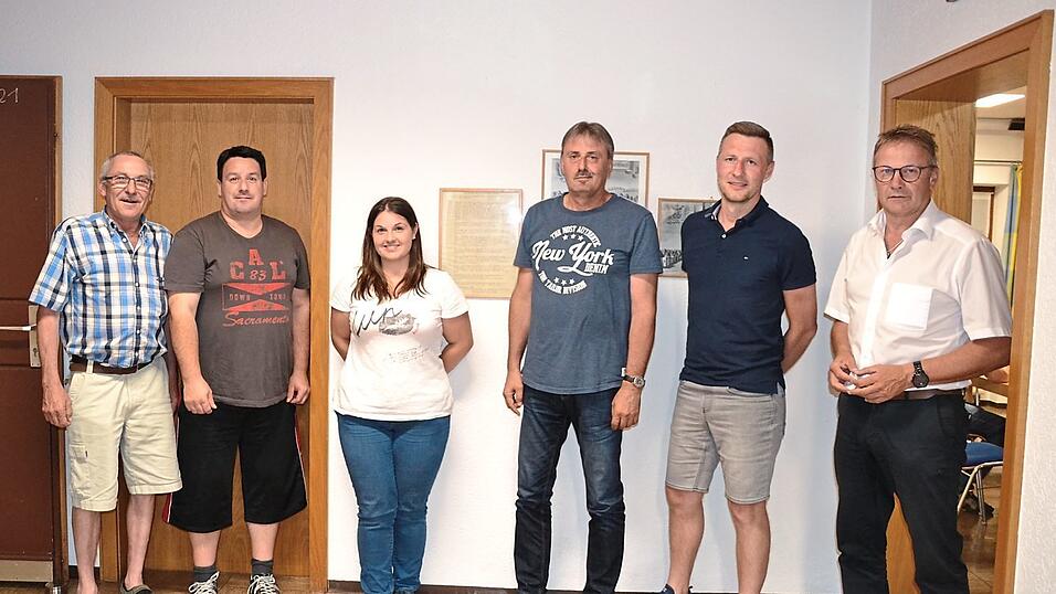 Der neue Vorstand der Jagdgenossenschaft Allkofen: Josef Klebensberger, Jürgen Bomer, Vorsitzende Tanja Schweiger, Ludwig Dallmeier, Christian Blümel und Bürgermeister Johann Grau (von links). Der neue Vorstand der Jagdgenossenschaft Allkofen: Josef Klebensberger, Jürgen Bomer, Vorsitzende Tanja Schweiger, Ludwig Dallmeier, Christian Blümel und Bürgermeister Johann Grau (von links).