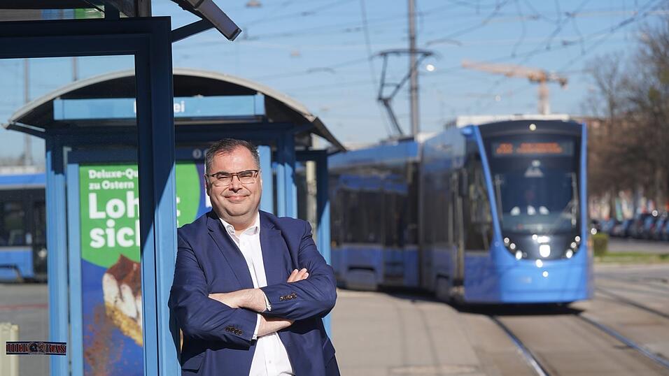 Fährt selbst täglich mit den Öffentlichen: MVG-Chef Ingo Wortmann an der Tramhaltestelle Borstei.