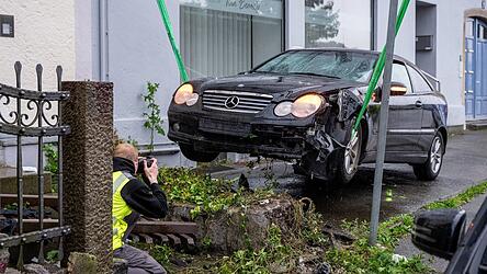 Das Auto des Mannes kam auf einem M&auml;uerchen zum Stehen. (Archivbild)