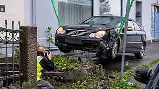 Das Auto des Mannes kam auf einem M&auml;uerchen zum Stehen. (Archivbild)