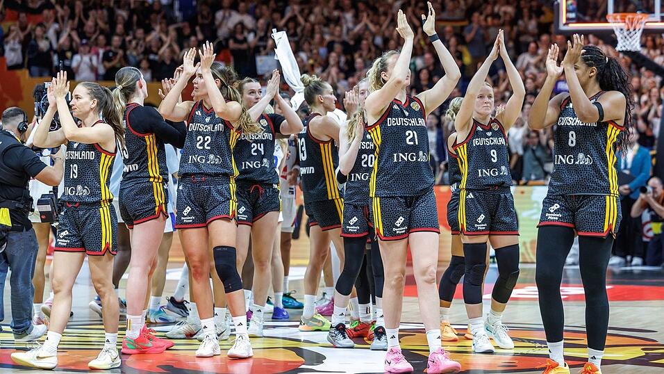 Die Basketballerinnen bedanken sich nach dem Halbfinale. Die Basketballerinnen bedanken sich nach dem Halbfinale.