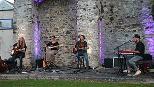 Authentische, ehrliche, selbstgeschriebene Songs: v.li. Jochen Goricnik, Susi Raith, Jörg Willms und Stitzi alias Sebastian Stitzinger sind 'Susi Raith und die Spießer'. Authentische, ehrliche, selbstgeschriebene Songs: v.li. Jochen Goricnik, Susi Raith, Jörg Willms und Stitzi alias Sebastian Stitzinger sind 'Susi Raith und die Spießer'.