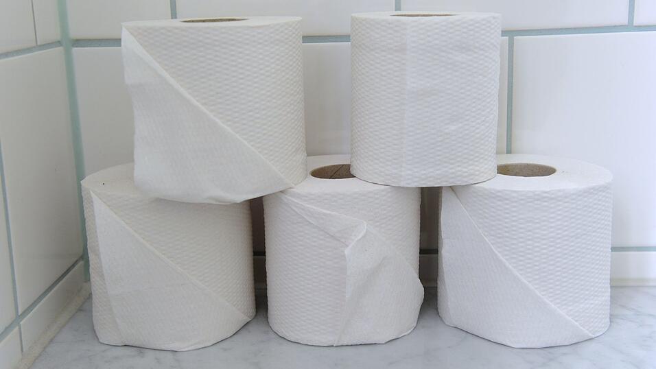 Einen 43-j&auml;hrigen Landshuter &uuml;berkamen vergangenen Juli auf einer Baustelle in Moosburg 'religi&ouml;se Visionen'. Dies habe Angstzust&auml;nde in ihm ausgel&ouml;st und er habe etwas gesucht, worin er sich verstecken k&ouml;nne. Er w&auml;hlte ein Klo.