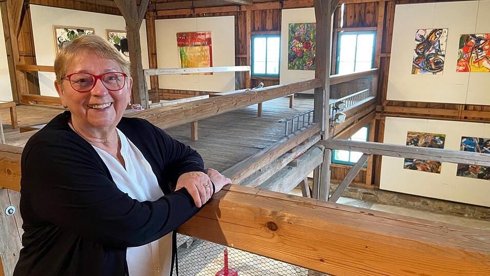 Dr. Elisabeth Lerche freut sich auf die Ausstellung &bdquo;Meine K&uuml;nstler&ldquo;, die am Samstag, 19. Juli, im Woferlhof er&ouml;ffnet wird.