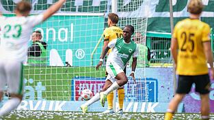 Noel Futkeu (M) trifft gegen Dresden gleich zweimal.
