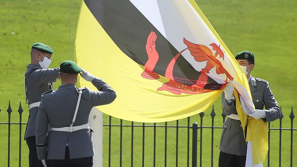 Zum Geburtstag des Herrschers werden wieder &uuml;berall Nationalflaggen wehen. (Archivbild)