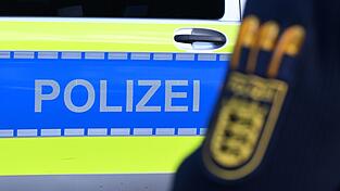 Ein Mann soll am Wochenende seine Partnerin mit einem Messer verletzt haben. (Symbolbild) Ein Mann soll am Wochenende seine Partnerin mit einem Messer verletzt haben. (Symbolbild)