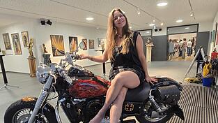 Eine gute Figur machen Mitorganisatorin Sabine Hennel und ein kunstvoll gestaltetes Motorrad.