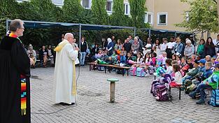 Mit einer kleinen Feier im Schulhof und einer Andacht werden die Erstklässler an der Chamer Grundschule empfangen. Mit einer kleinen Feier im Schulhof und einer Andacht werden die Erstklässler an der Chamer Grundschule empfangen.