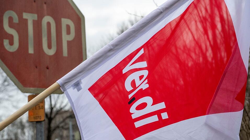 Ein erneuter Warnstreik im Nahverkehr betrifft am Freitag in Augsburg auch Tausende Fußball- und Eishockey-Fans. (Archivbild) Ein erneuter Warnstreik im Nahverkehr betrifft am Freitag in Augsburg auch Tausende Fußball- und Eishockey-Fans. (Archivbild)