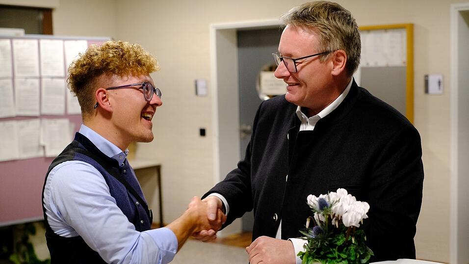 Gewinner in Straubing, Josef Zellmeier (CSU) schüttelt dem anderen Direktkandidaten Marvin Kliem (SPD) die Hand.