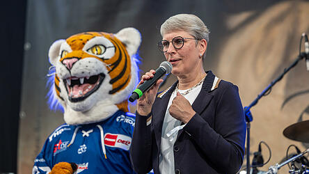Seit 2008 verantwortet Gaby Sennebogen die Straubing Tigers als Gesch&auml;ftsf&uuml;hrerin.