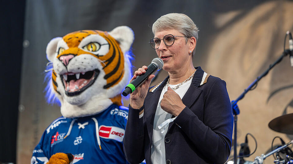 Seit 2008 verantwortet Gaby Sennebogen die Straubing Tigers als Gesch&auml;ftsf&uuml;hrerin.