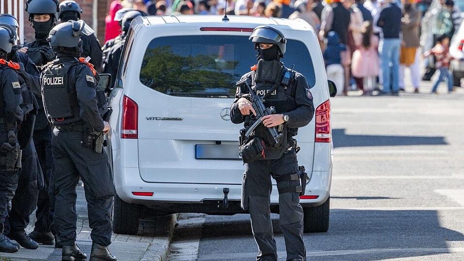 Mehrere Menschen sollen leicht verletzt worden sein.