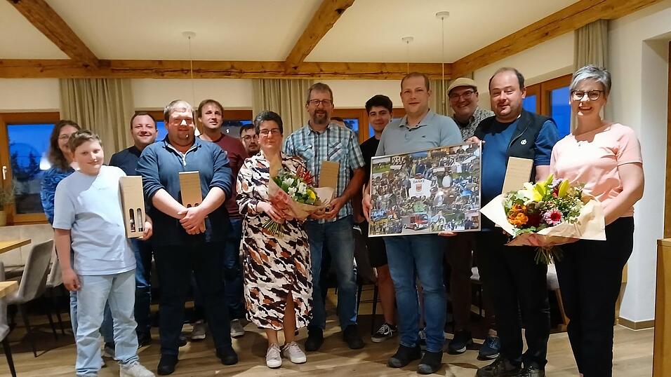 Die Vorstandschaft der Patersdorfer Wehr mit den geehrten Mitgliedern Martin Kauschinger (2. v. r.), Markus Wei&szlig; (4. v. r.), Michael Kauschinger (6. v. r.) und Reinhard Marchl (4. v. l.)