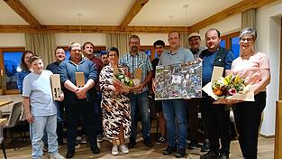 Die Vorstandschaft der Patersdorfer Wehr mit den geehrten Mitgliedern Martin Kauschinger (2. v. r.), Markus Wei&szlig; (4. v. r.), Michael Kauschinger (6. v. r.) und Reinhard Marchl (4. v. l.)