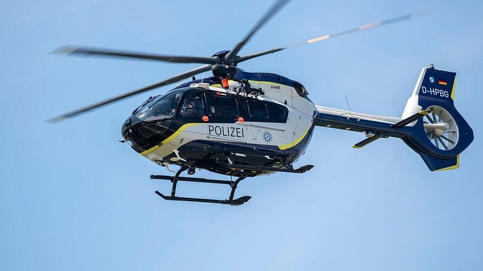 Bei der Suche hilft auch ein Hubschrauber. (Symbolbild) Bei der Suche hilft auch ein Hubschrauber. (Symbolbild)