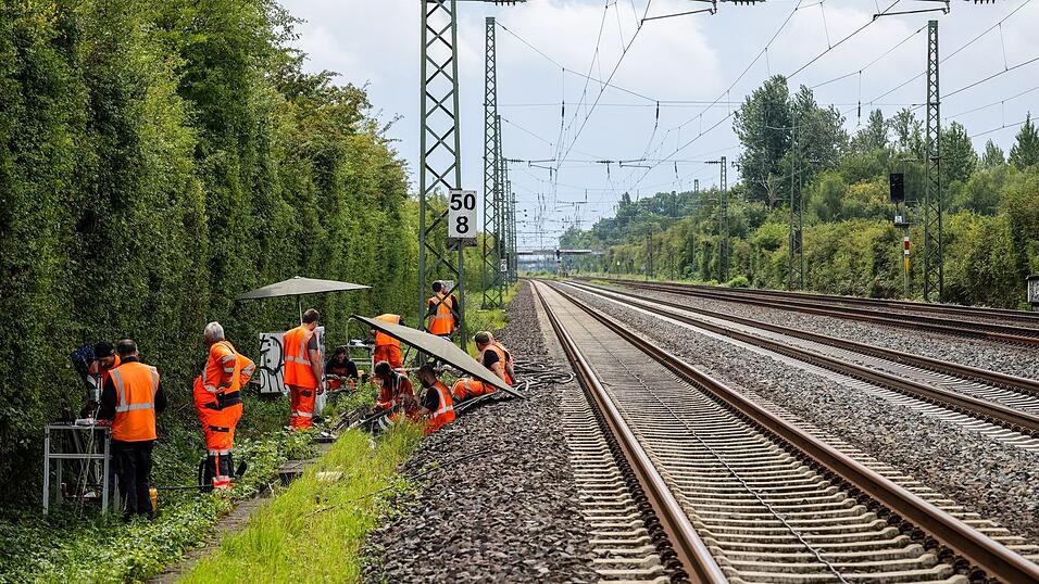 Nach einem Anschlag werden Kabel repariert. (Archivbild) Nach einem Anschlag werden Kabel repariert. (Archivbild)