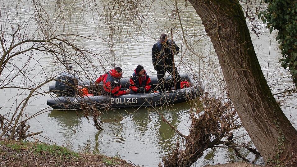 Mit zwei Booten sucht die Polizei am Donnerstag, 23. März, das südliche Donauufer in Regensburg ab. Seit Sonntag wird die 20-jährige Studentin Malina Klaar in der Domstadt vermisst. Mit zwei Booten sucht die Polizei am Donnerstag, 23. März, das südliche Donauufer in Regensburg ab. Seit Sonntag wird die 20-jährige Studentin Malina Klaar in der Domstadt vermisst.