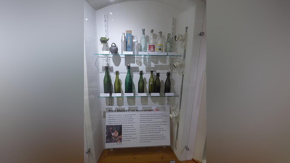 Eine Auswahl an Trinkgef&auml;&szlig;en und -flaschen lokaler Getr&auml;nkefirmen aus Vilsbiburg aus der Sonderausstellung 'Mahlzeit!...'