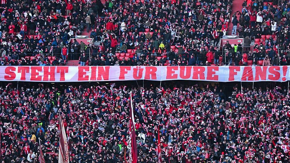 Ein Fan-Plakat in der Münchner Arena. Ein Fan-Plakat in der Münchner Arena.