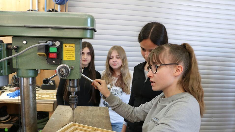 Schreinergesellin Tanja Hayer hat bei Bewerbungsgespr&auml;chen selbst schon erlebt, dass man es als zierliche Frau untersch&auml;tzt wird. Sie wollte urspr&uuml;nglich Erzieherin werden, entschied sich aber dann f&uuml;r eine Schreinerlehre und ist davon begeistert. Das wollte sie beim Girls' Day auch den M&auml;dchen weitergeben.