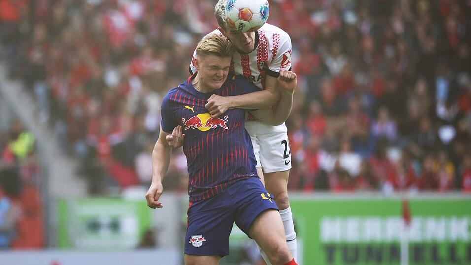 Kopfballspezialisten unter sich: Freiburgs Torschütze Matthias Ginter ist vor dem Leipziger Willi Orbán am Ball. Kopfballspezialisten unter sich: Freiburgs Torschütze Matthias Ginter ist vor dem Leipziger Willi Orbán am Ball.
