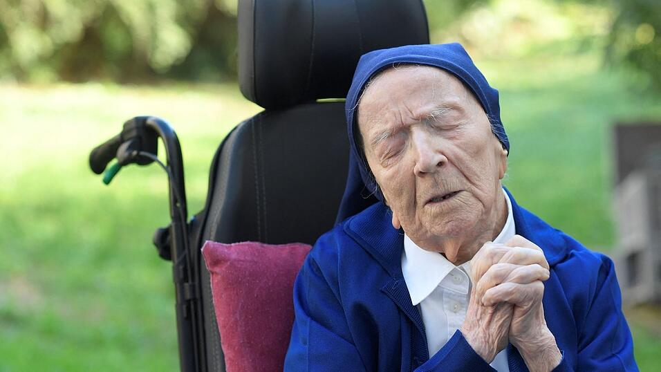 Die französische Schwester André, ihr Geburtsname lautet Lucile Randon, betet am Vorabend ihres 117. Geburtstags in einer EHPAD (Wohneinrichtung für abhängige ältere Menschen), wo sie seit 2009 lebt. Nach dem Tod der Japanerin Tanaka ist die Nonne mit nun 118 Jahren der älteste Mensch der Welt. Die französische Schwester André, ihr Geburtsname lautet Lucile Randon, betet am Vorabend ihres 117. Geburtstags in einer EHPAD (Wohneinrichtung für abhängige ältere Menschen), wo sie seit 2009 lebt. Nach dem Tod der Japanerin Tanaka ist die Nonne mit nun 118 Jahren der älteste Mensch der Welt.