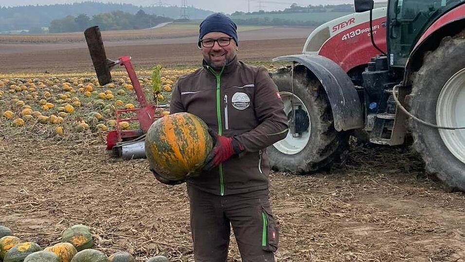 Christian Melzl aus Wenzenbach (Kreis Regensburg) baut Bio-Kürbisse an. Christian Melzl aus Wenzenbach (Kreis Regensburg) baut Bio-Kürbisse an.