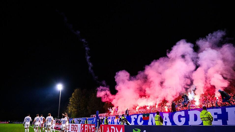 Im Magdeburg-Block wird von Anpfiff bis zum Schluss gezündelt. Im Magdeburg-Block wird von Anpfiff bis zum Schluss gezündelt.