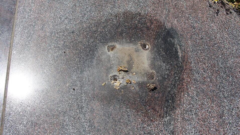 Unbekannte haben mehrere Gräber am Friedhof St. Michael in Straubing verwüstet. Unbekannte haben mehrere Gräber am Friedhof St. Michael in Straubing verwüstet.