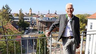 Dr. Bernhard Widmann auf dem Balkon des Kompetenzzentrums in der Schulgasse mit Ausblick auf das benachbarte Nawareum, dessen Außenanlage gerade Gestalt annimmt. Dr. Bernhard Widmann auf dem Balkon des Kompetenzzentrums in der Schulgasse mit Ausblick auf das benachbarte Nawareum, dessen Außenanlage gerade Gestalt annimmt.